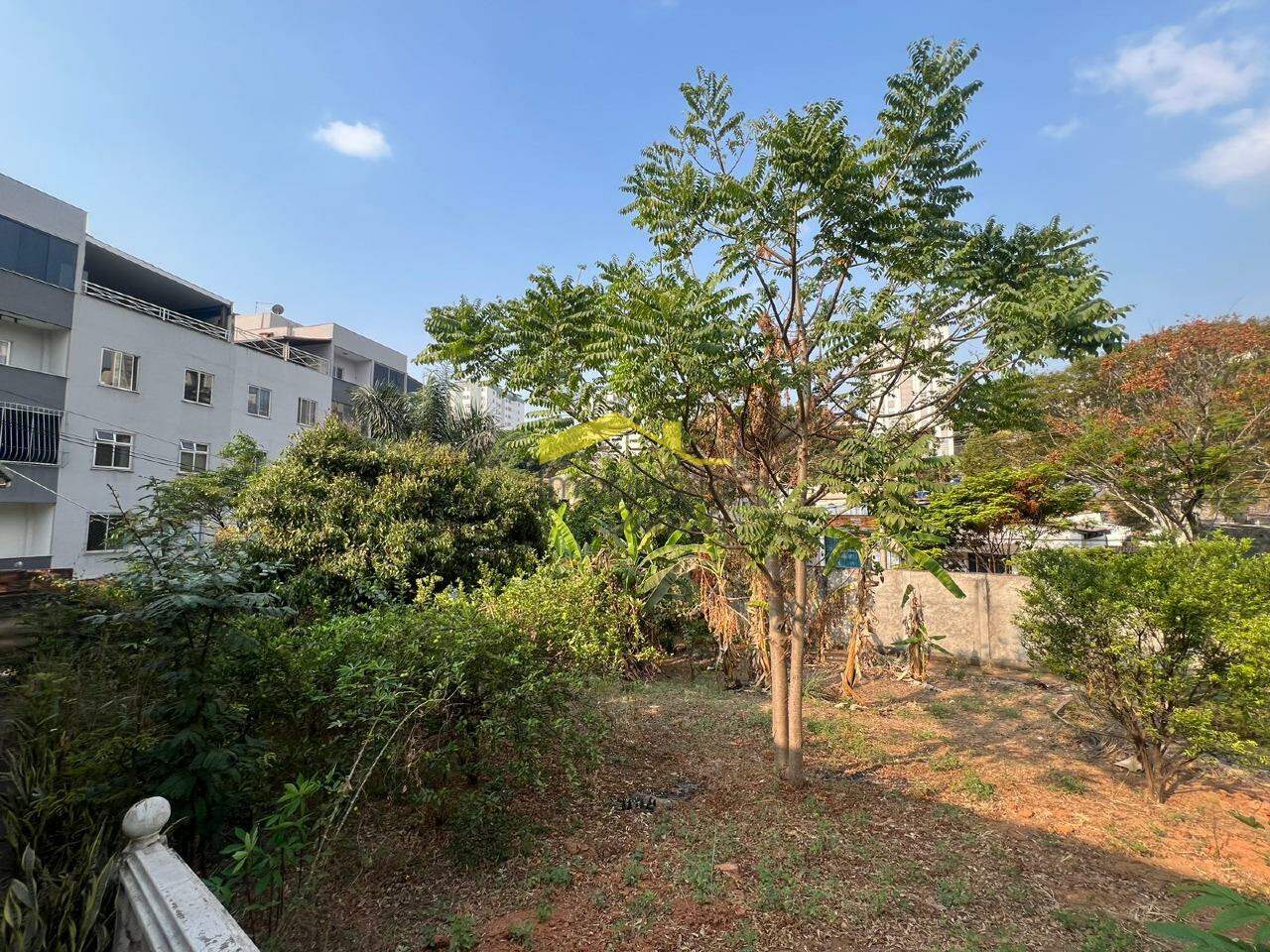 Lote à venda no Cinqüentenário: 