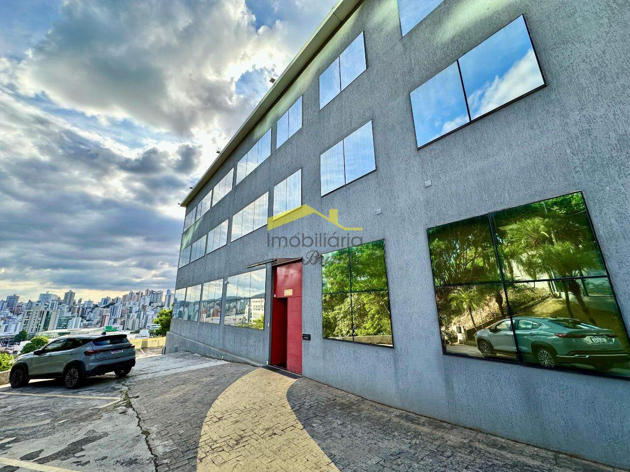 Andar corrido à venda no Estoril: 