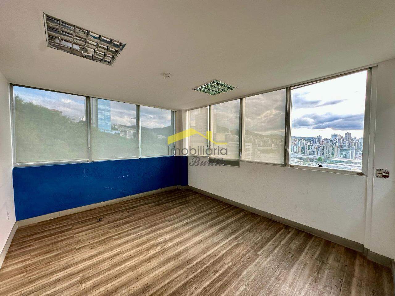 Andar corrido à venda no Estoril: 