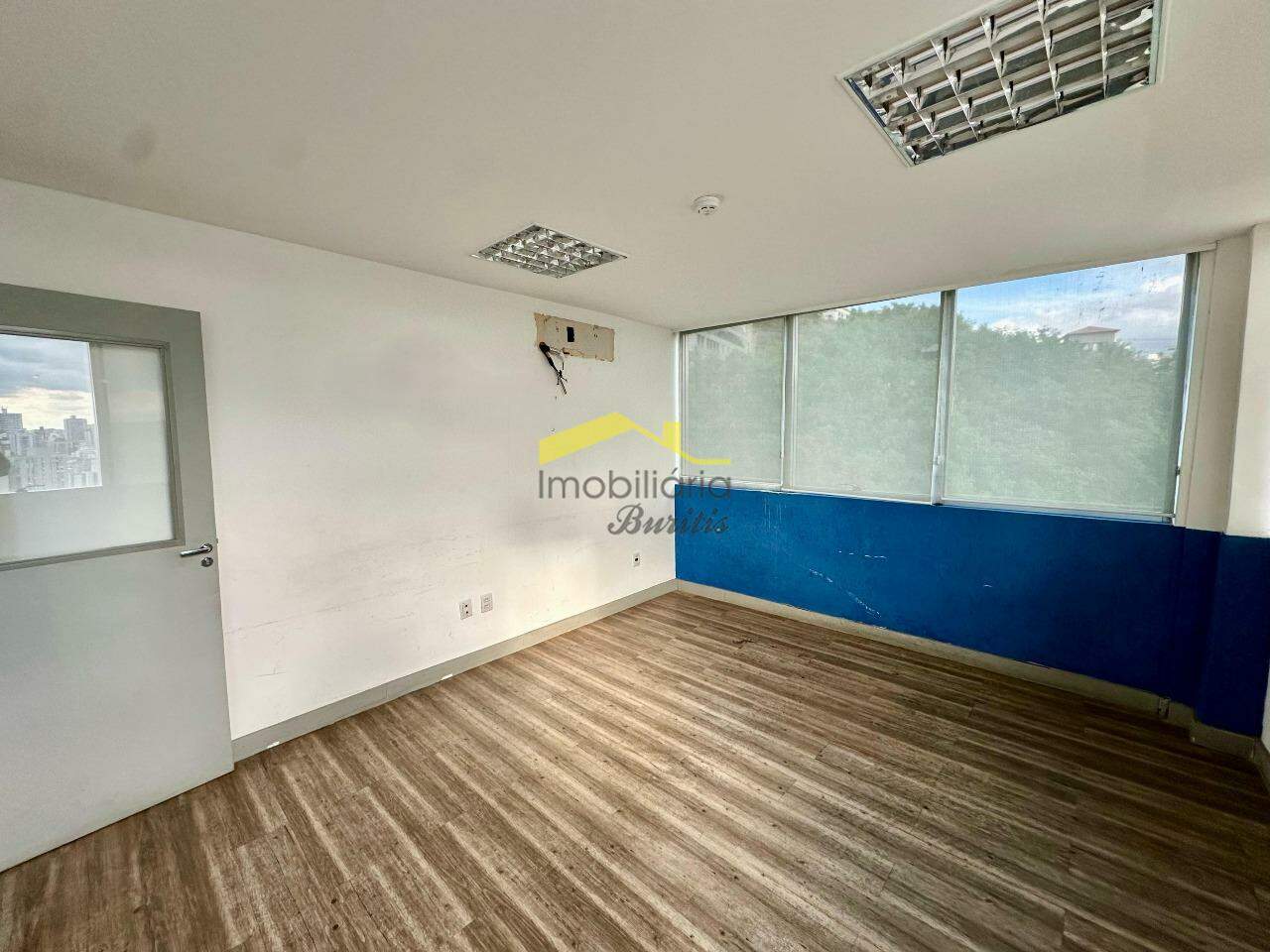 Andar corrido à venda no Estoril: 