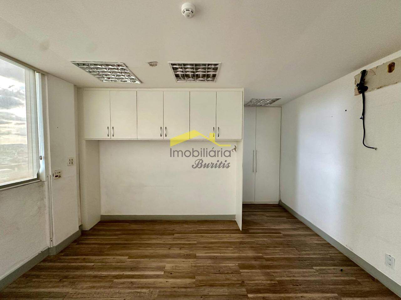 Andar corrido à venda no Estoril: 