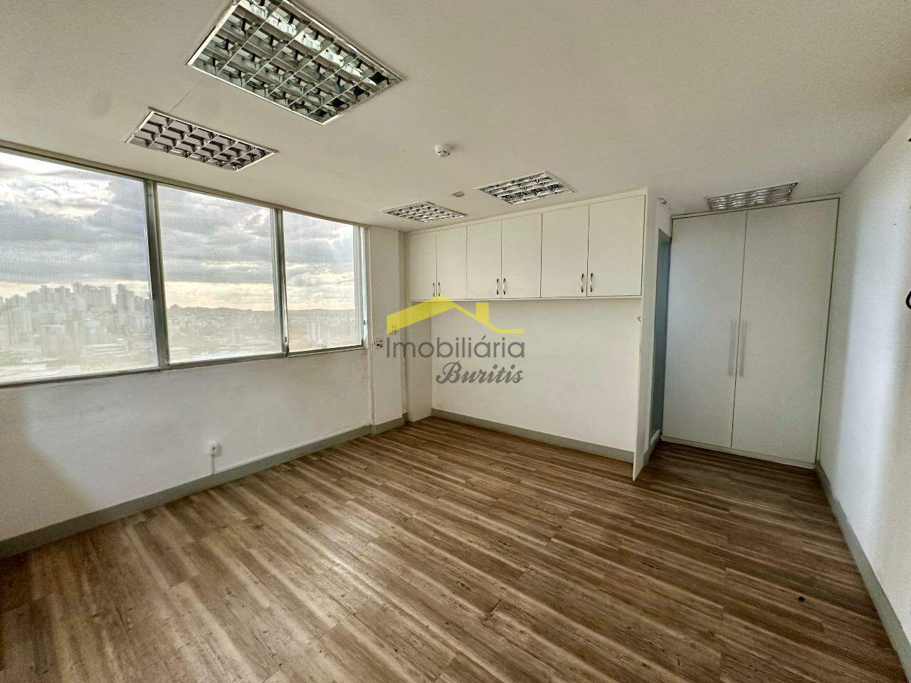 Andar corrido à venda no Estoril: 