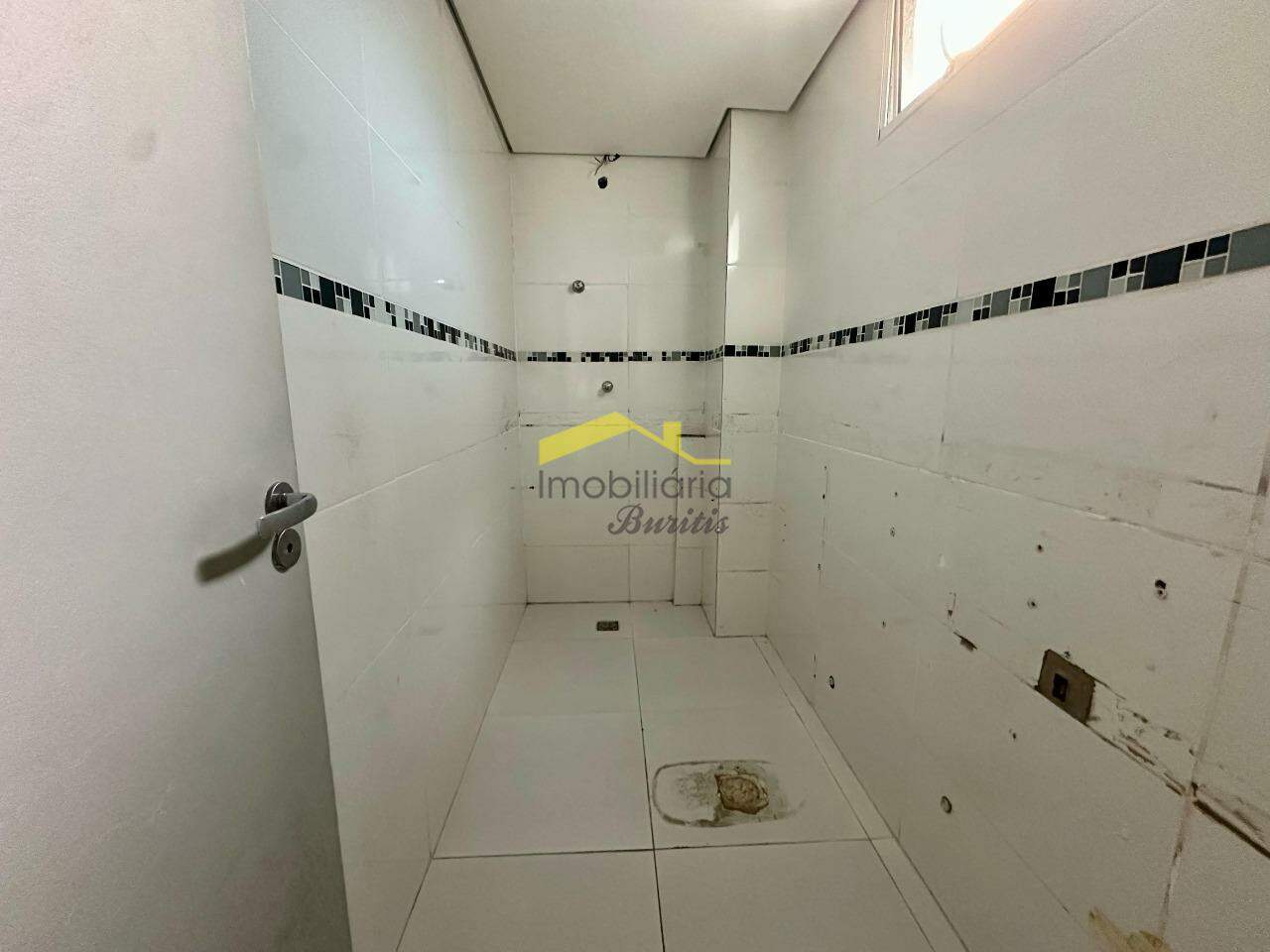 Andar corrido à venda no Estoril: 