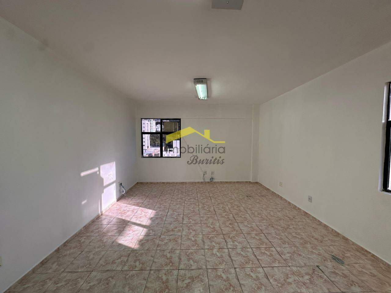 Sala à venda no Buritis: 