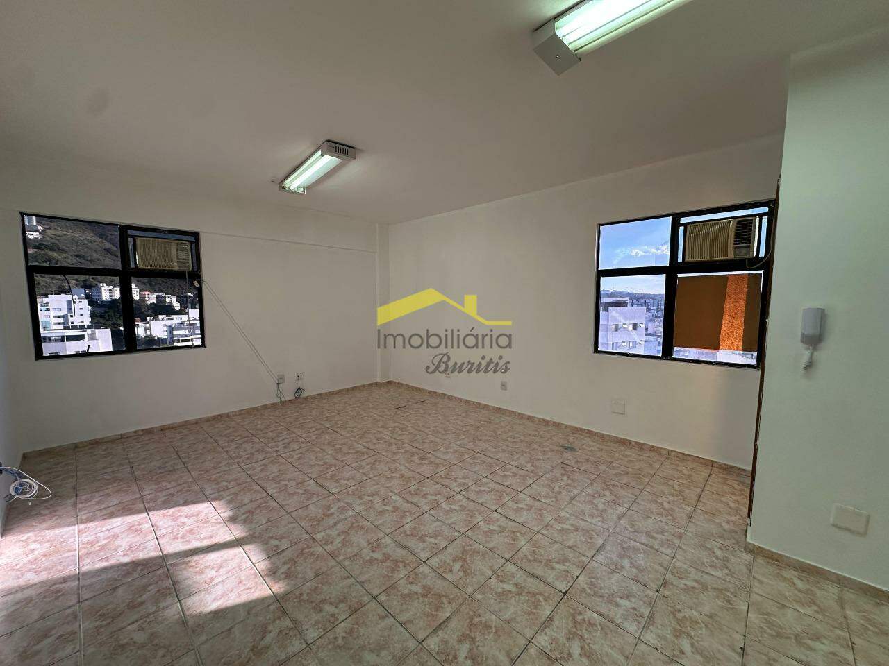 Sala à venda no Buritis: 