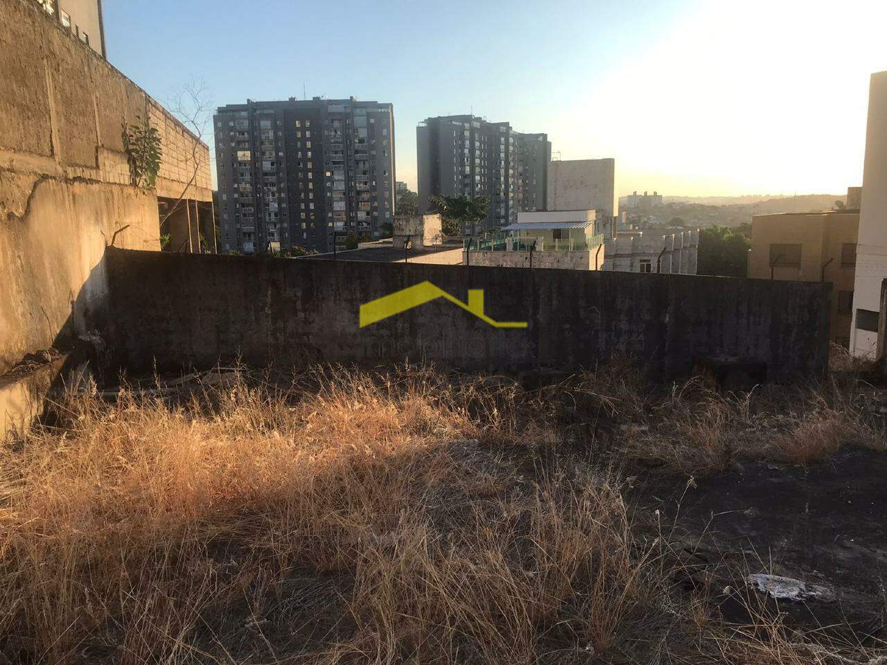 Terreno / Área para aluguel no Estoril: 