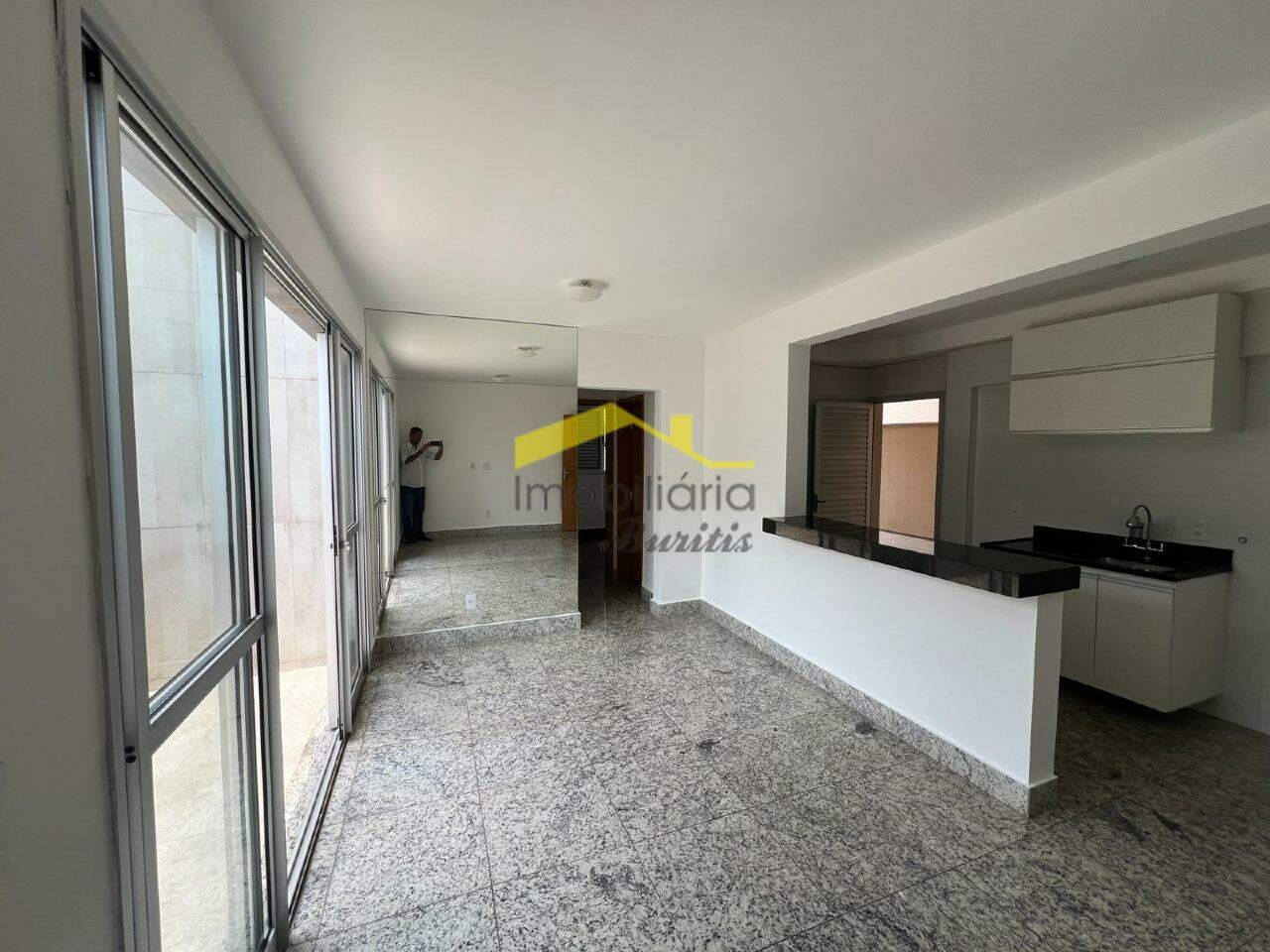 Apartamento com área privativa para aluguel no Buritis: 