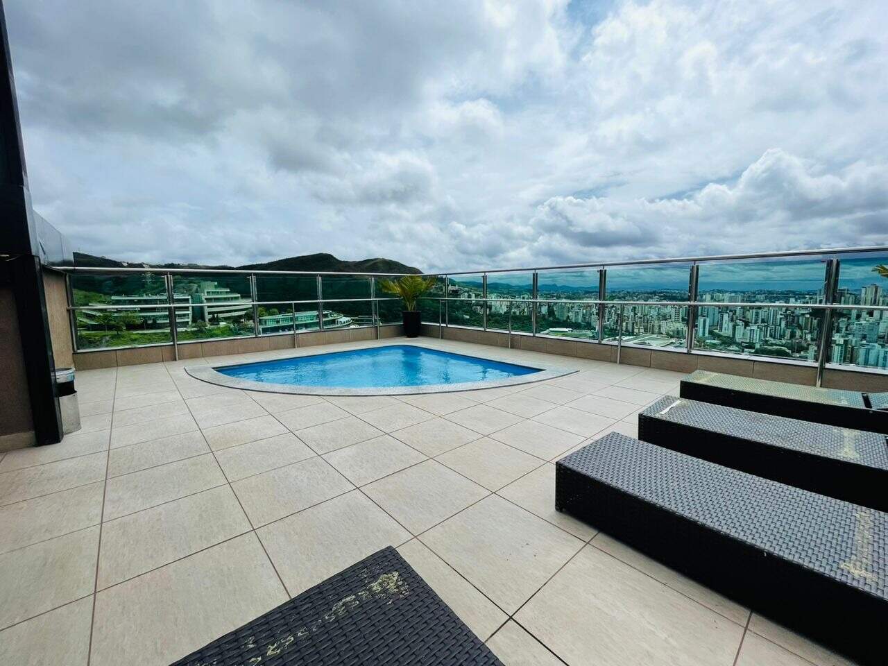 Flat para aluguel no Estoril: 