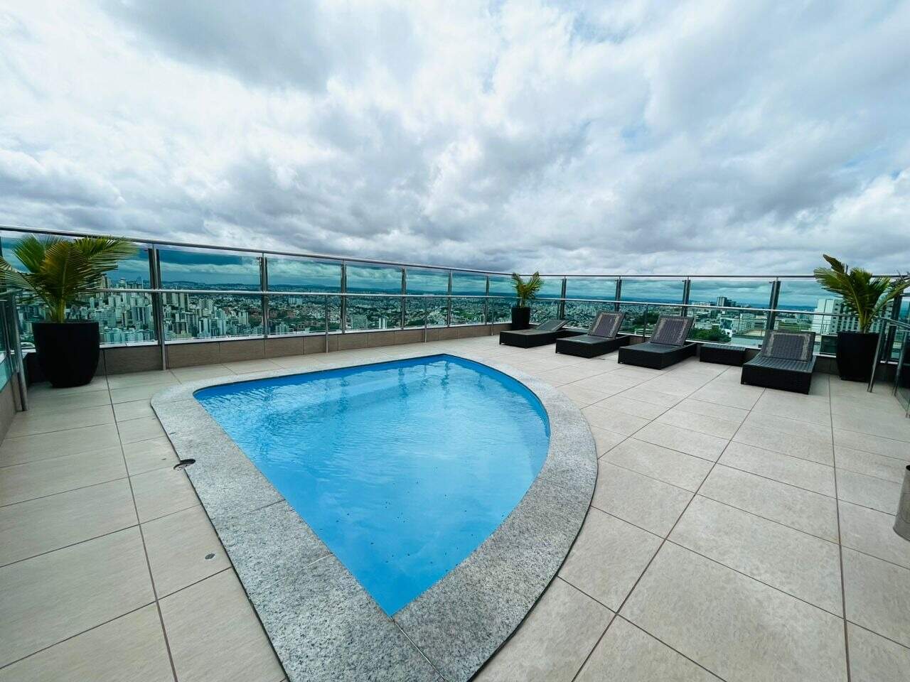 Flat para aluguel no Estoril: 