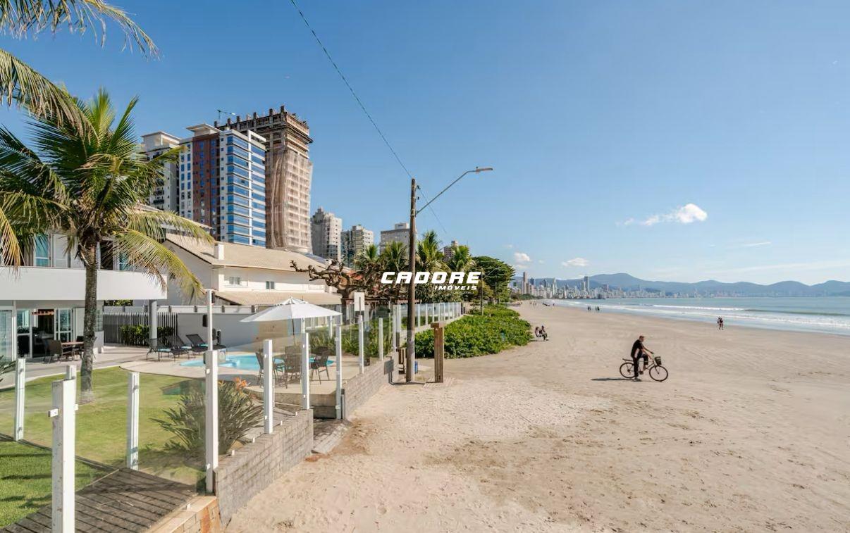 Refúgio à Beira-Mar: Casa com Piscina e Vista para o Mar em Balneário Perequê | Cadore Imóveis — foto 3