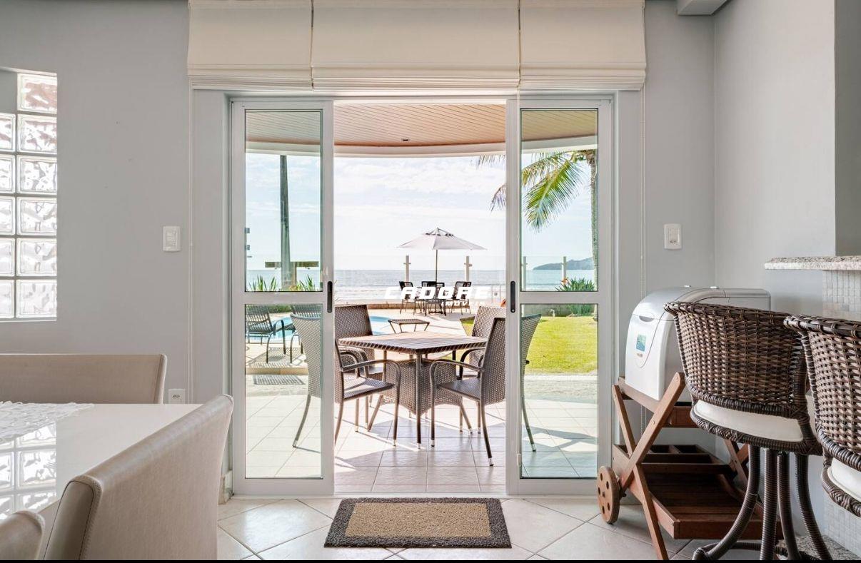 Refúgio à Beira-Mar: Casa com Piscina e Vista para o Mar em Balneário Perequê | Cadore Imóveis — foto 6