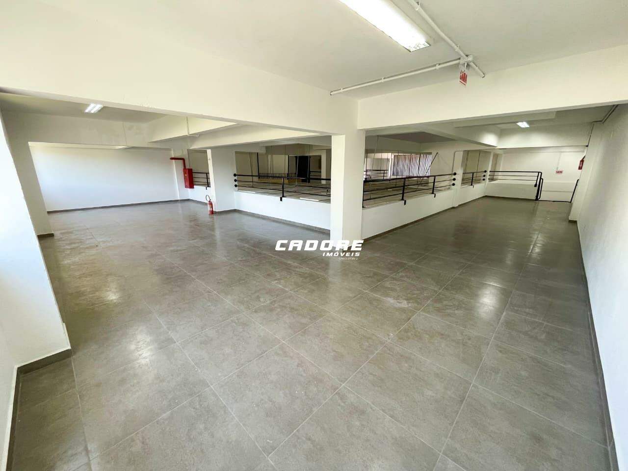Sala comercial ampla com mezanino e elevador para PCD I Cadore Imóveis — foto 2