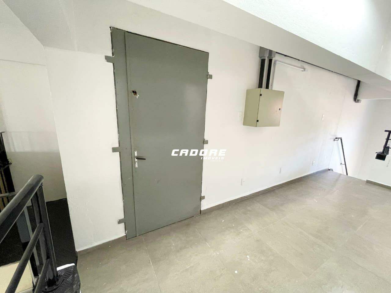 Sala comercial ampla com mezanino e elevador para PCD I Cadore Imóveis — foto 4
