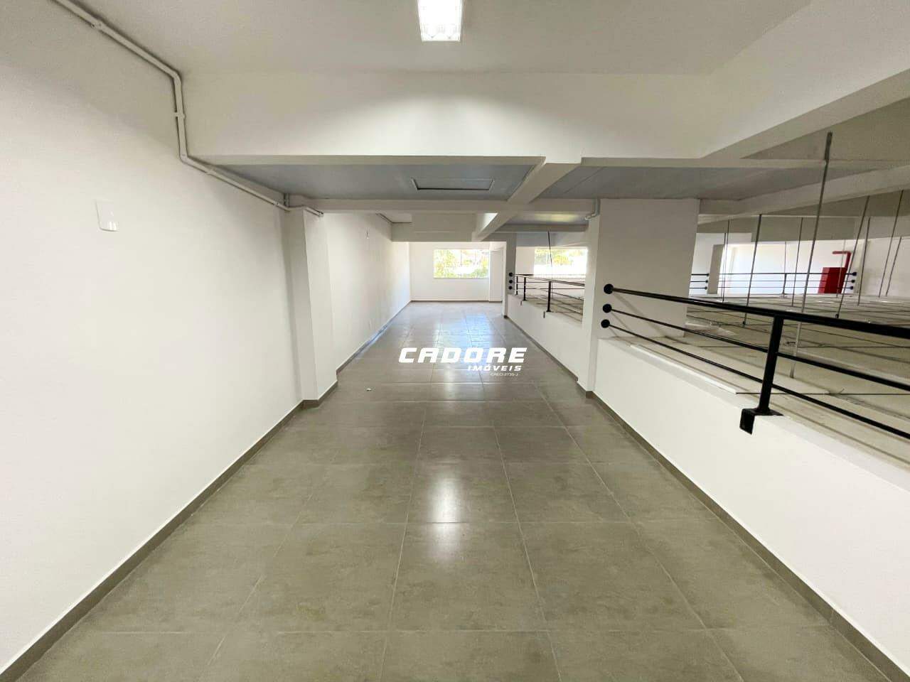 Sala comercial ampla com mezanino e elevador para PCD I Cadore Imóveis — foto 3
