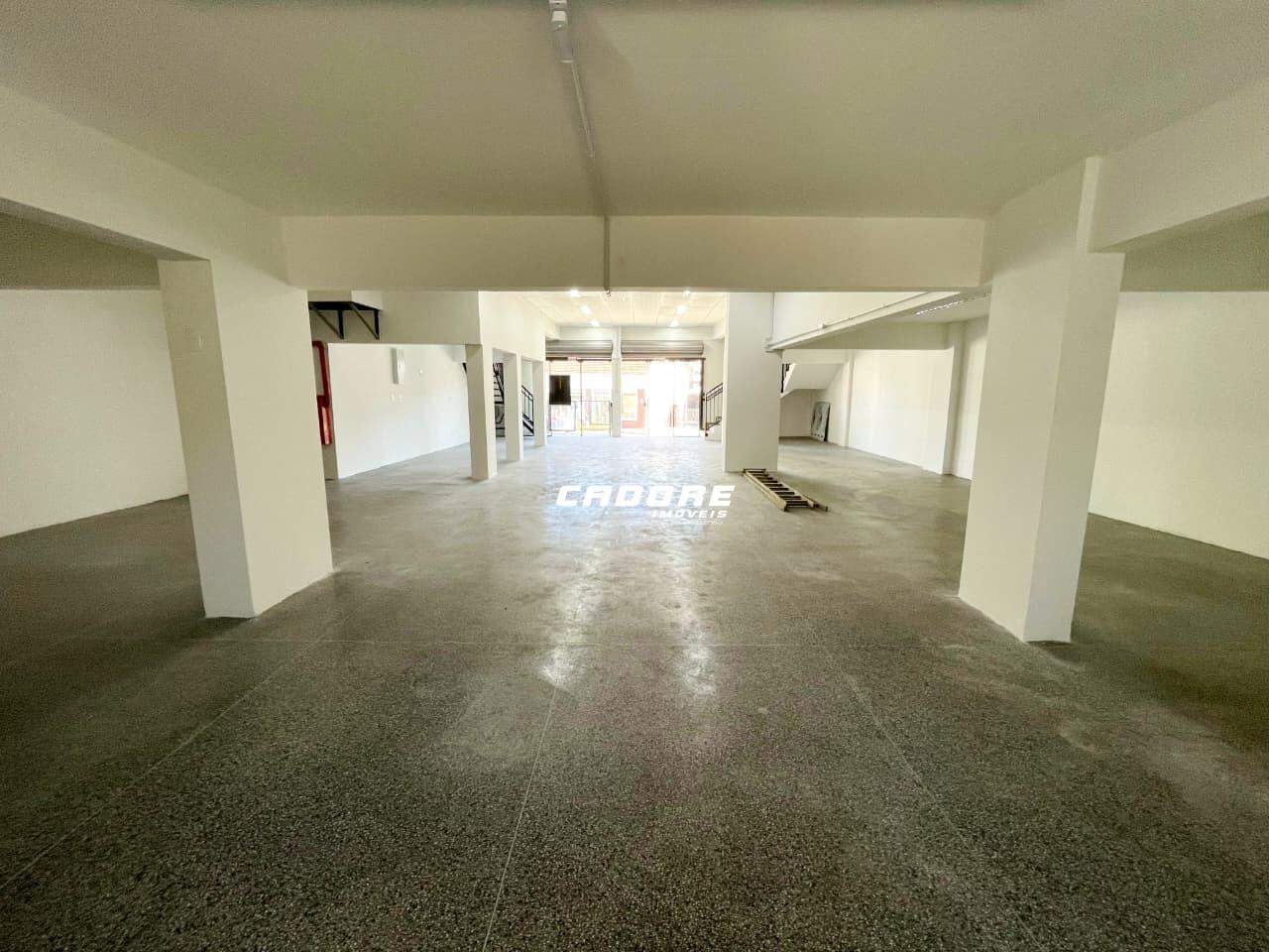 Sala comercial ampla com mezanino e elevador para PCD I Cadore Imóveis — foto 5