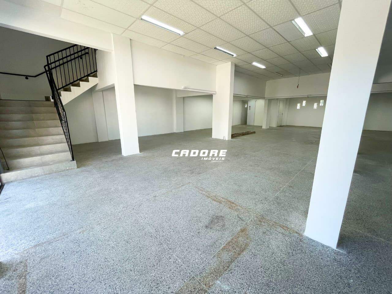 Sala comercial ampla com mezanino e elevador para PCD I Cadore Imóveis — foto 6