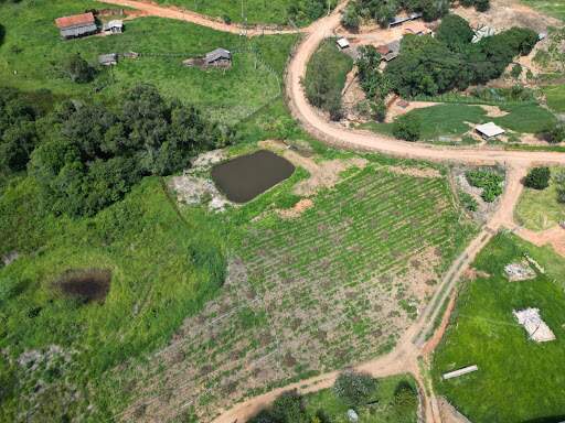 Terreno à venda no Esmeril: 