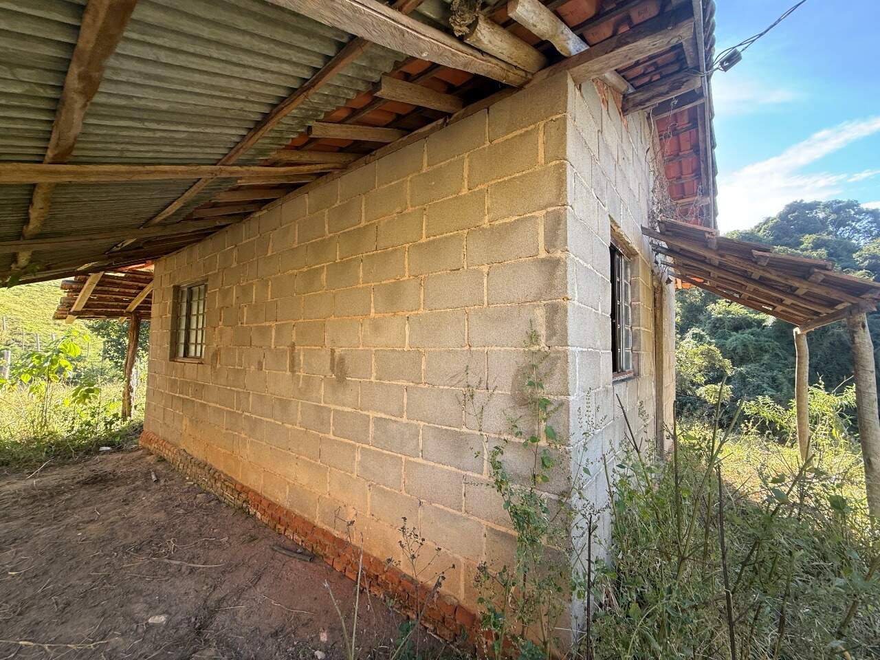 Terreno à venda no Esmeril: 