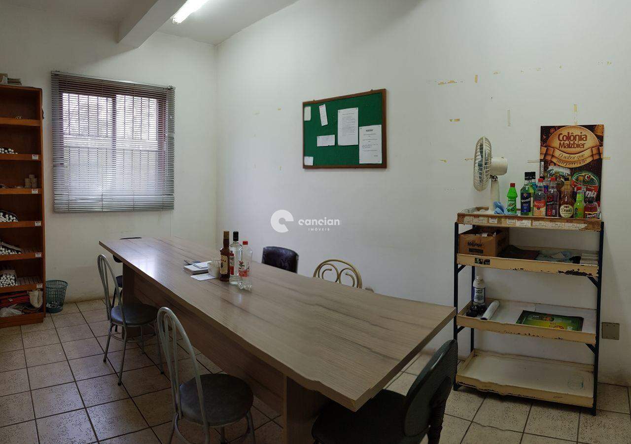 Pavilhão à venda no Camobi: 