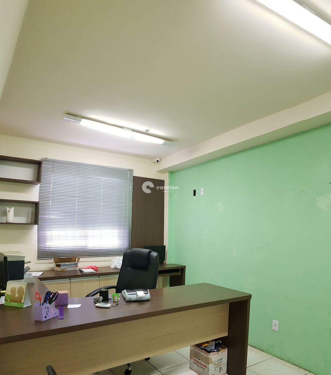 Pavilhão à venda no Camobi: 