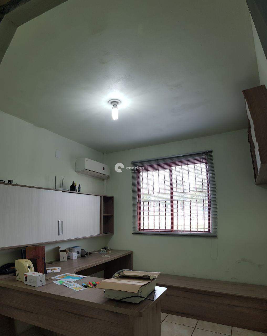 Pavilhão à venda no Camobi: 