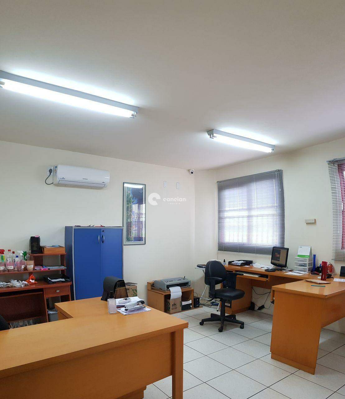 Pavilhão à venda no Camobi: 