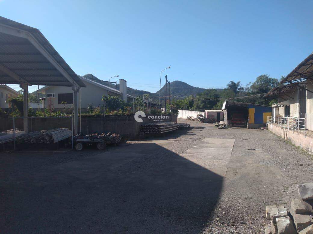 Pavilhão à venda no Pé de Plátano: 