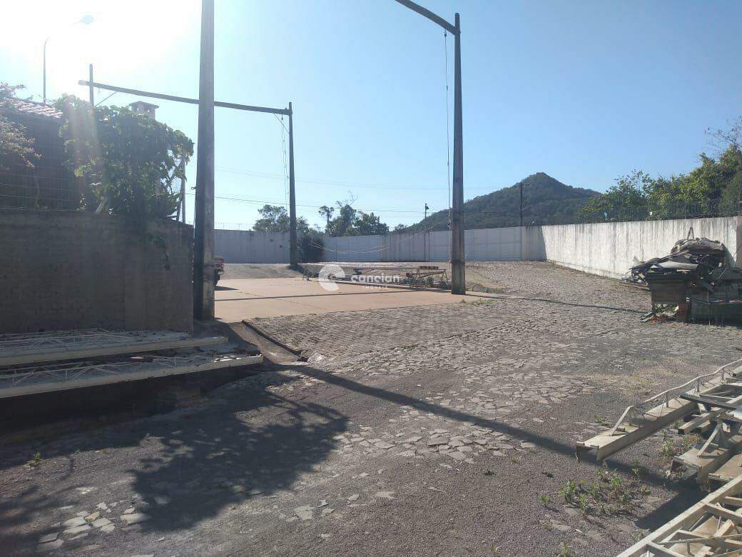 Pavilhão à venda no Pé de Plátano: 
