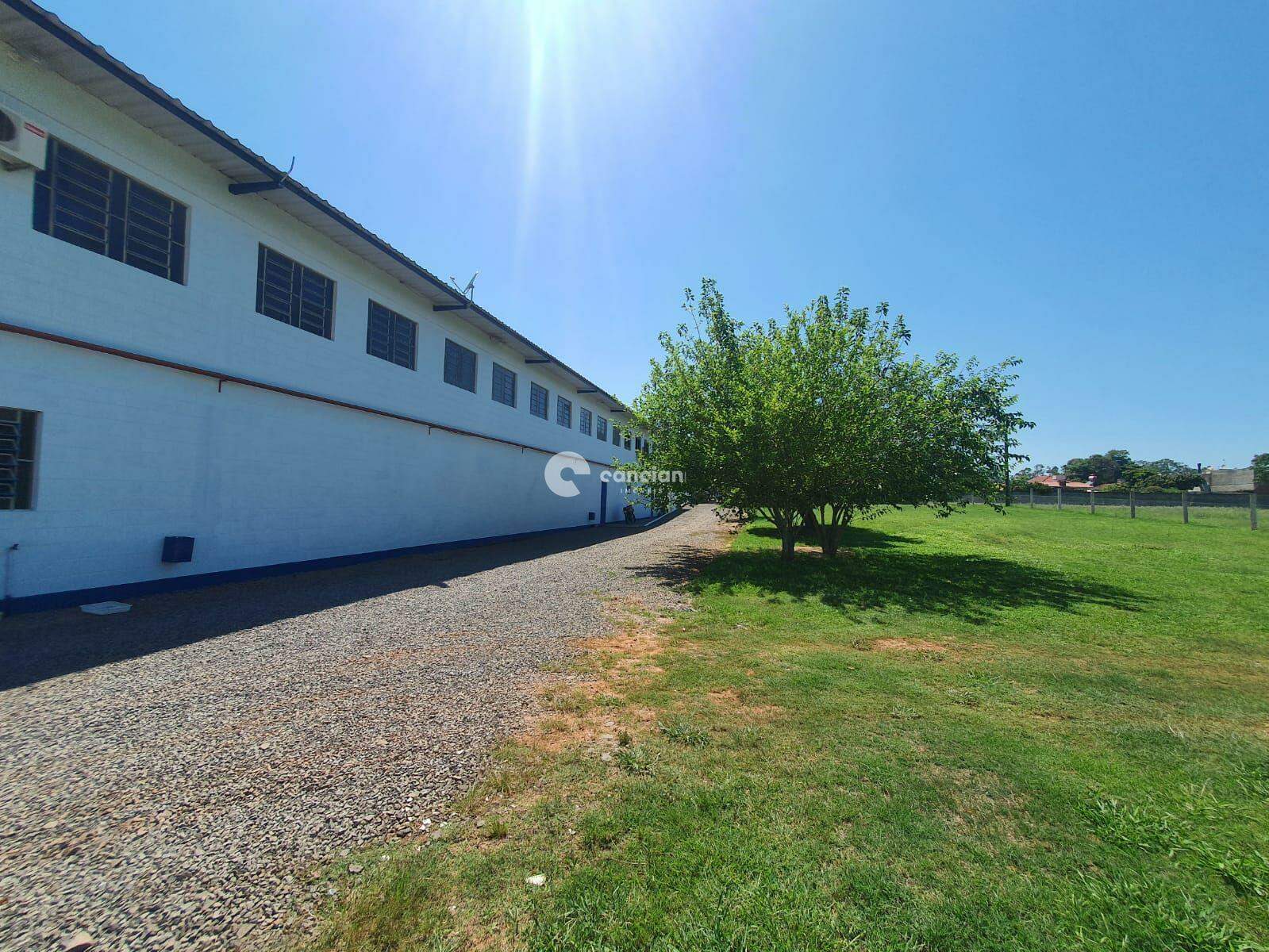 Pavilhão à venda no Camobi: 