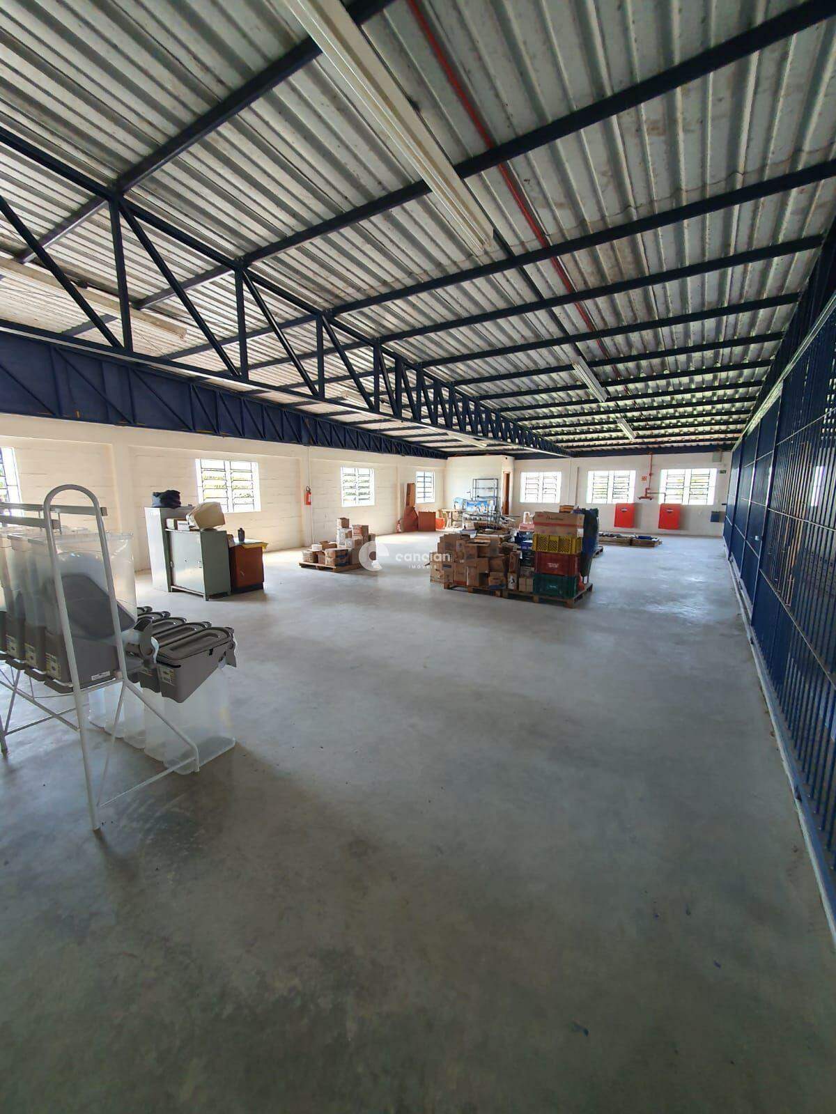 Pavilhão à venda no Camobi: 