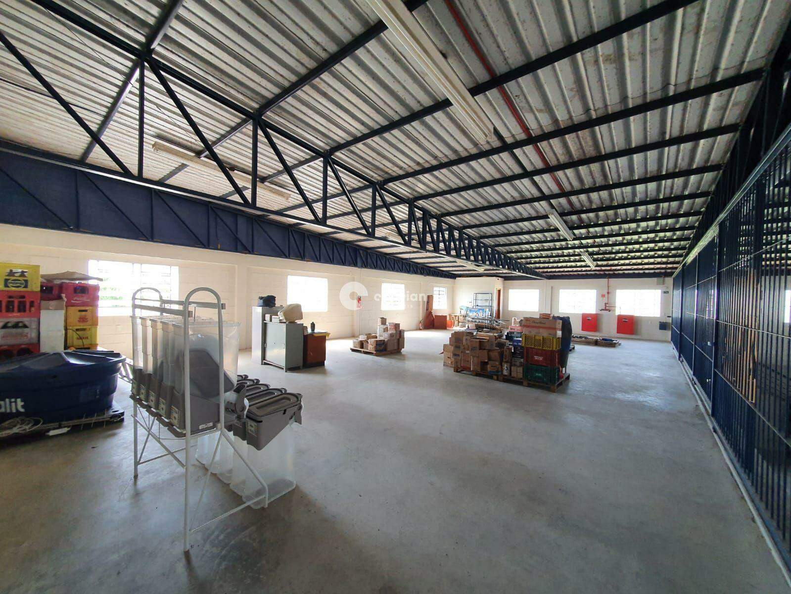 Pavilhão à venda no Camobi: 