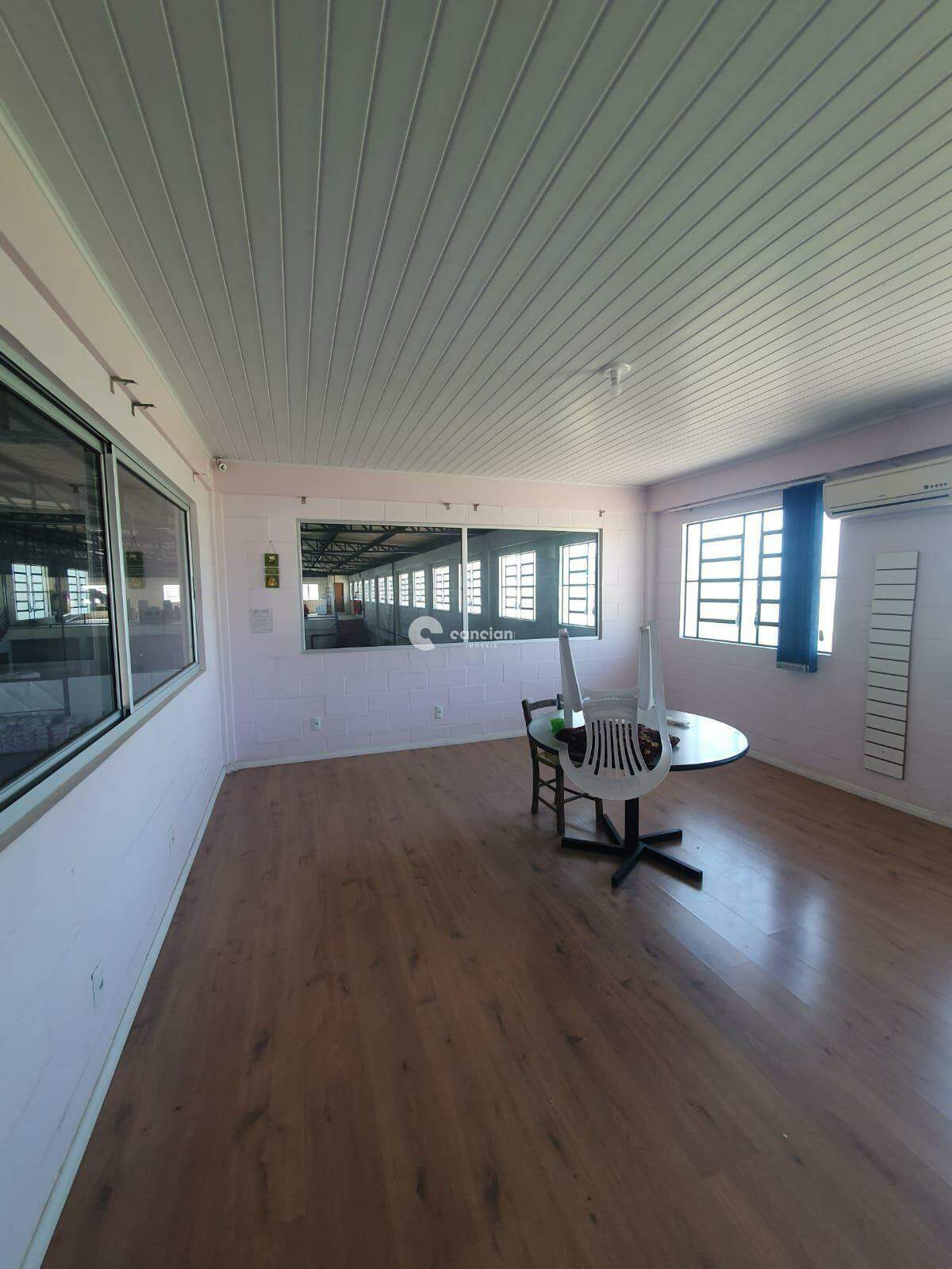 Pavilhão à venda no Camobi: 