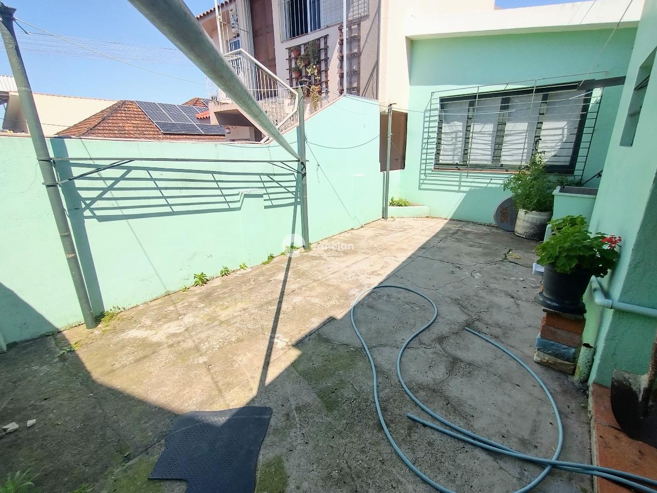 Casa à venda no Menino Jesus: Fundos