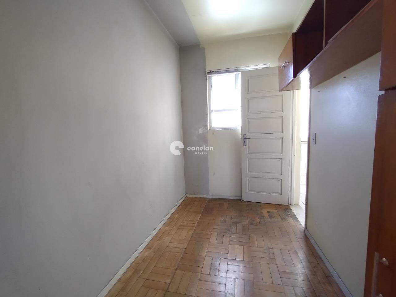 Apartamento à venda no Centro: Dependência Empreg.