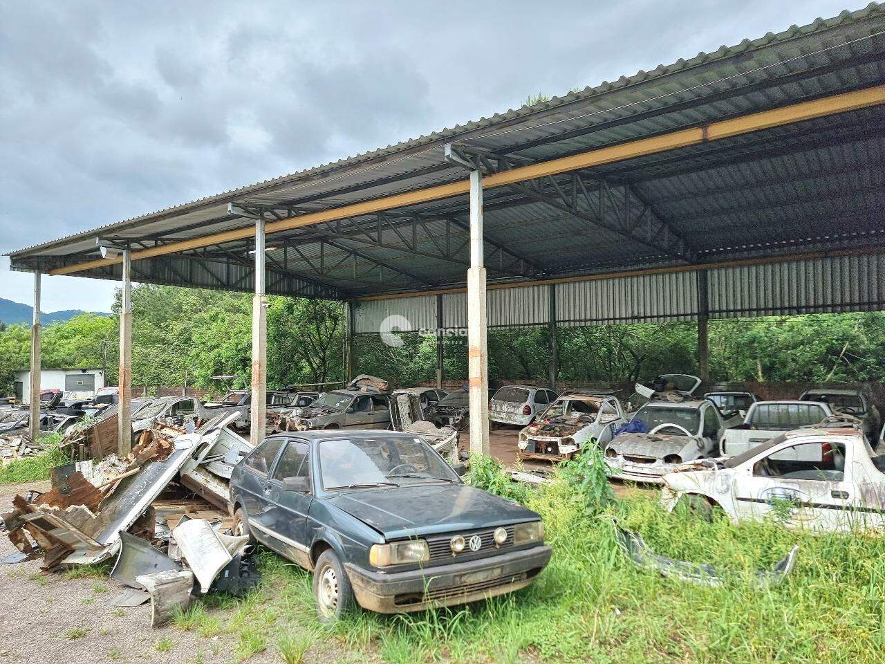 Pavilhão à venda no Camobi: 