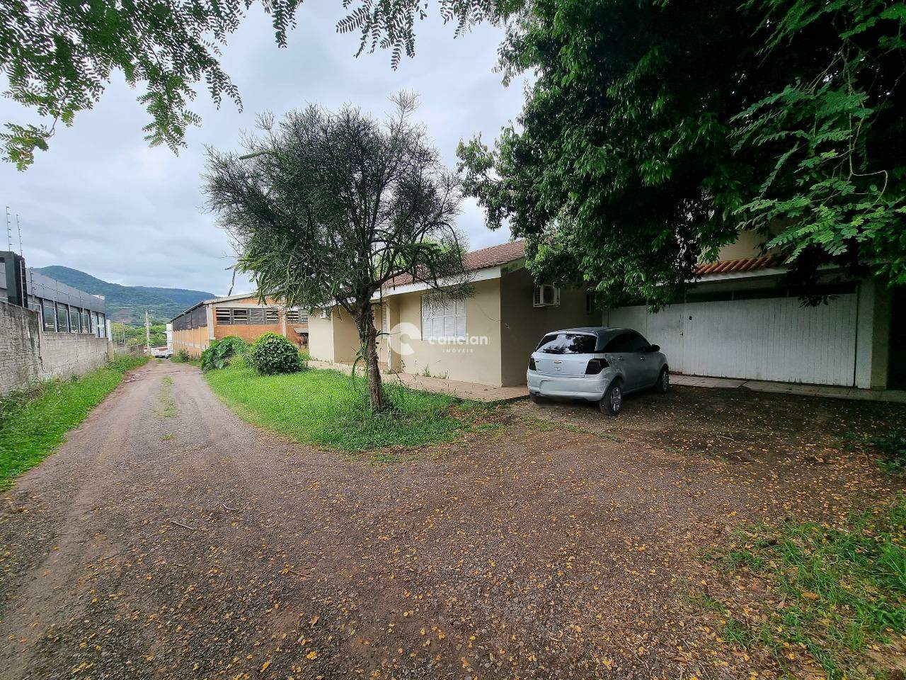 Pavilhão à venda no Camobi: 