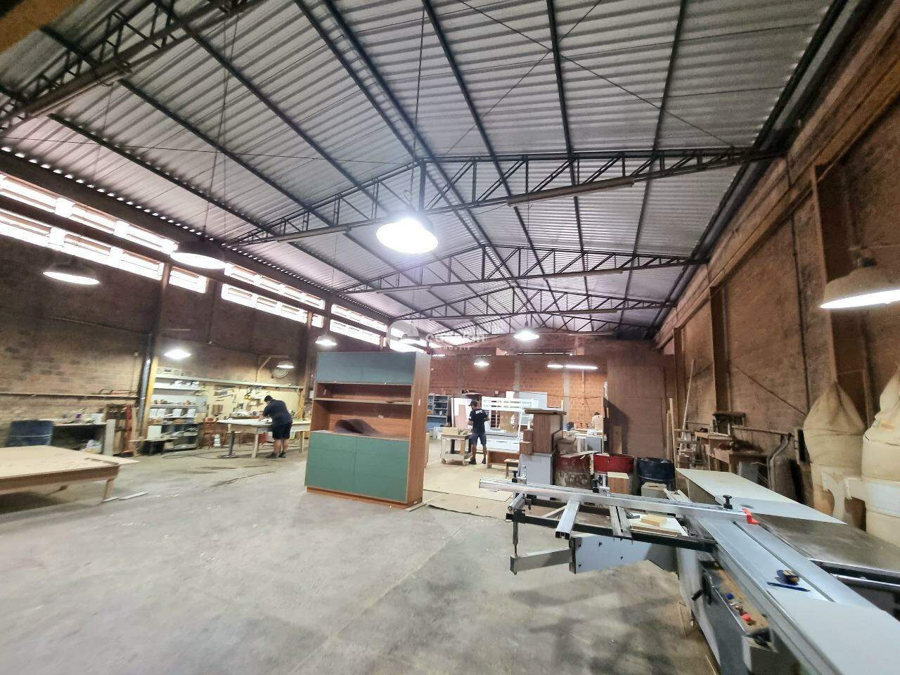 Pavilhão à venda no Camobi: 