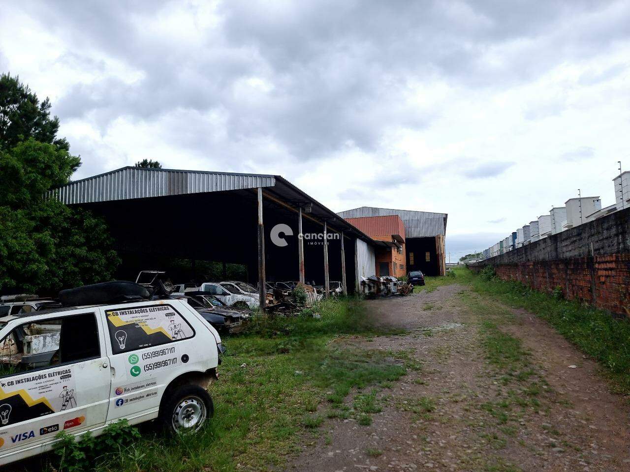 Pavilhão à venda no Camobi: 