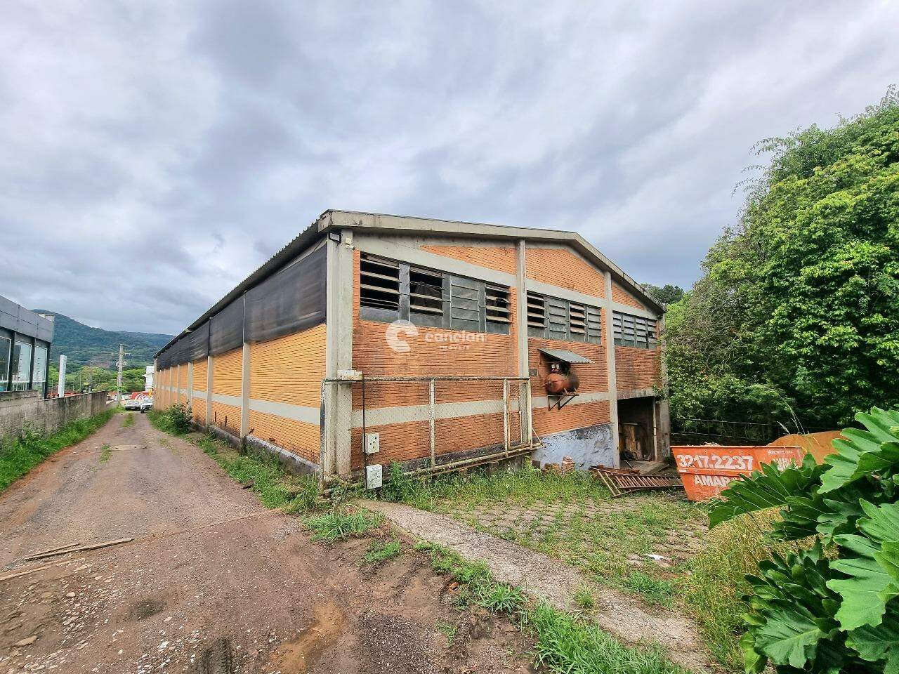 Pavilhão à venda no Camobi: 