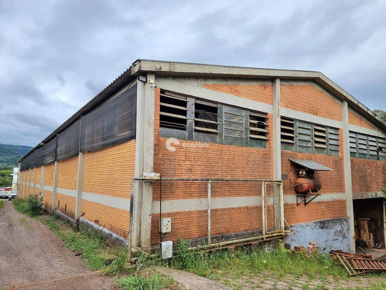 Pavilhão �� venda no Camobi: 