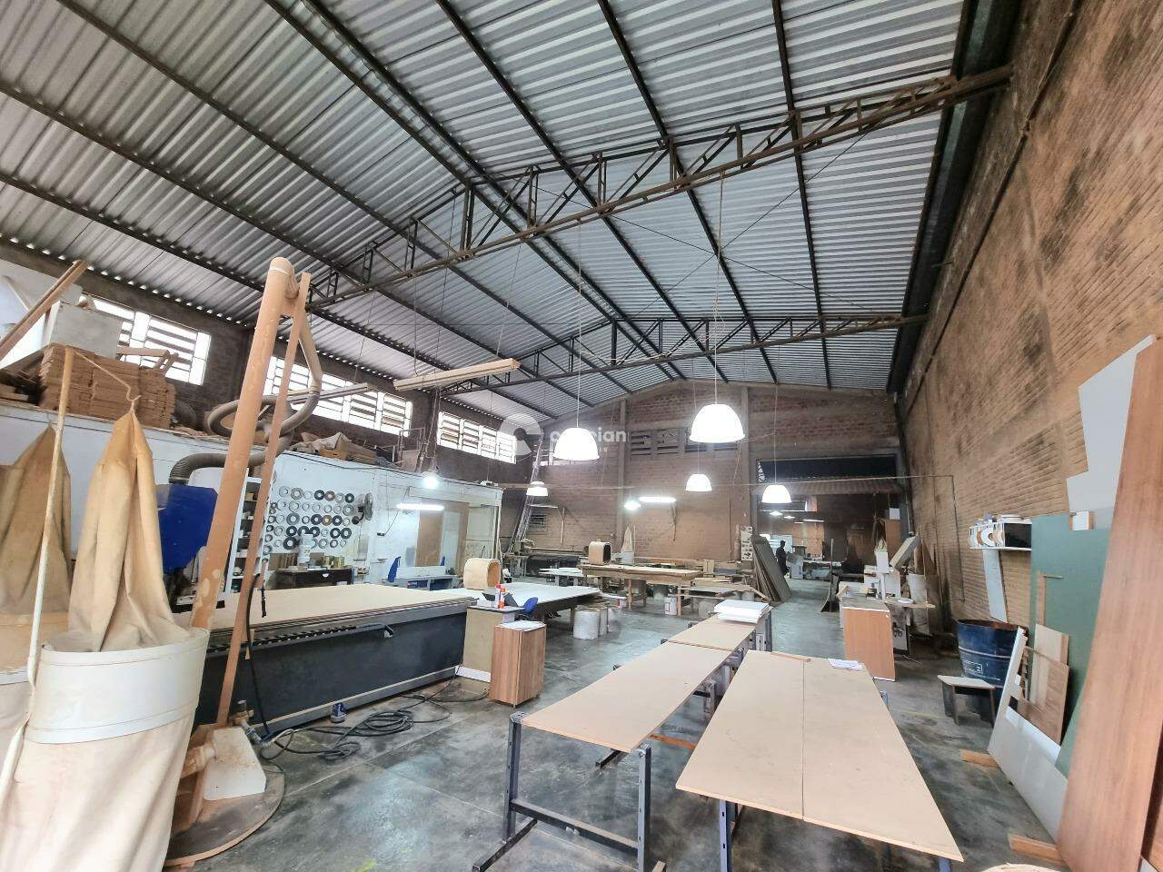 Pavilhão à venda no Camobi: 