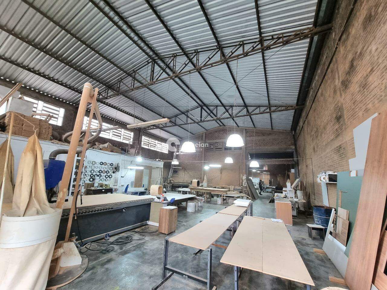 Pavilhão à venda no Camobi: 