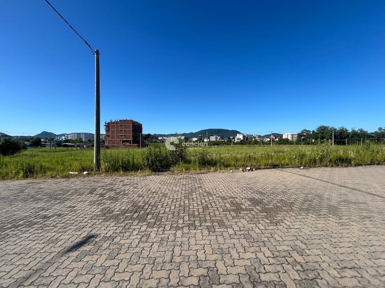 Terreno à venda no Camobi: 