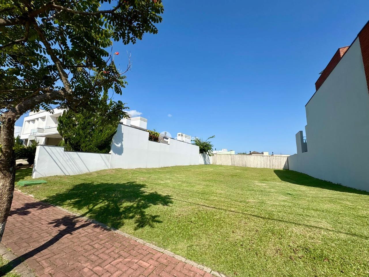 Terreno em condomínio à venda no Tomazetti: