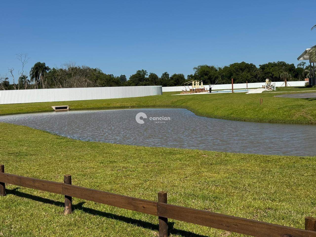 Terreno em condomínio à venda no Tomazetti: 