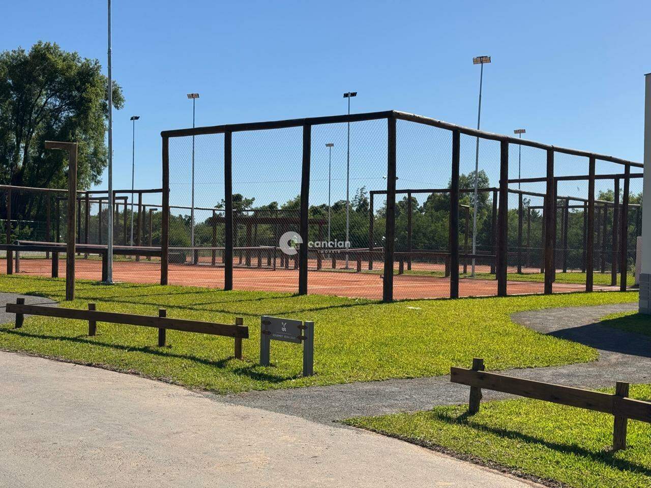 Terreno em condomínio à venda no Tomazetti: 