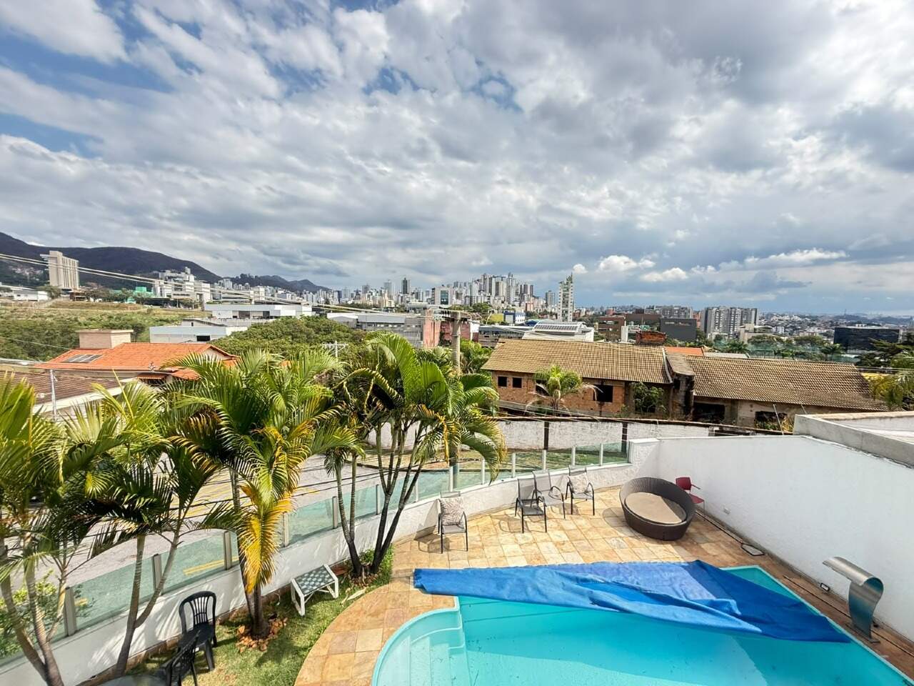 Casa com 3 quartos para alugar no bairro Estoril em Belo Horizonte