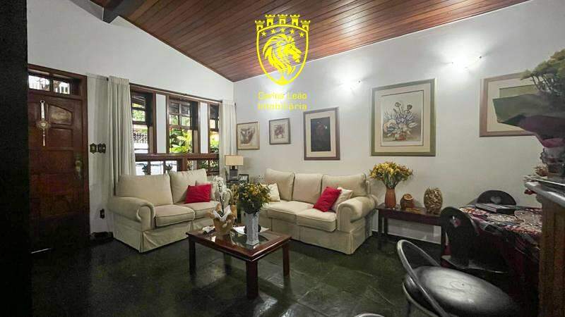 Casa à venda com 8 quartos, 500m² - Foto 1