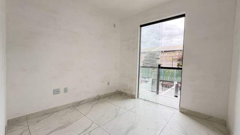 Casa à venda com 2 quartos, 65m² - Foto 1
