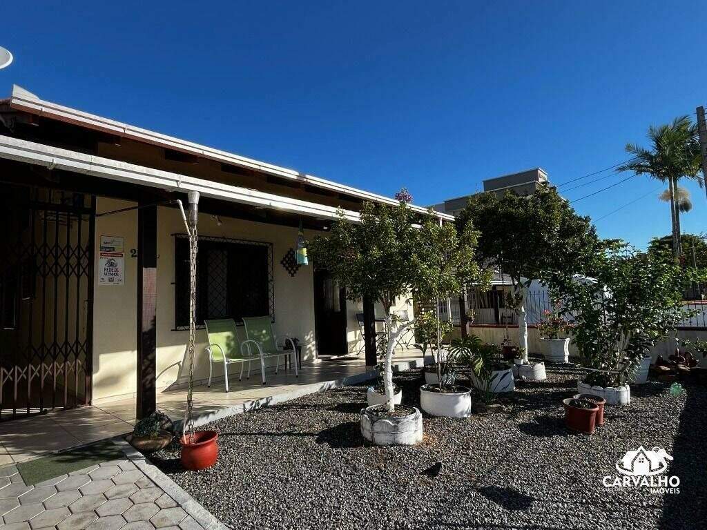 Imovel, 2169 - Casa com 5 quartos quartos e 3 banheiros banheiros para à venda: 